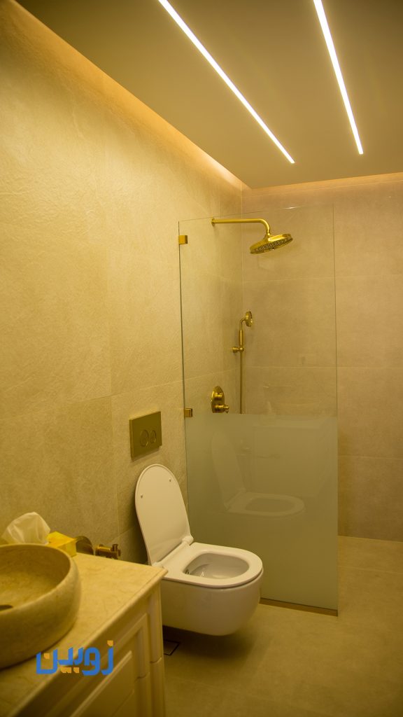 خدمات شیشه ای شامل دیوایدر حمام ، درب اسلایدینگ ، درب اتوماتیک و نصب شیشه سکوریت در شرکت زوبین شیشه