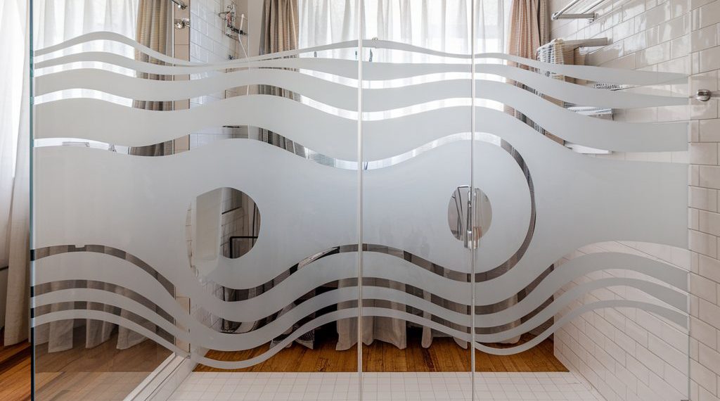 خرید پارتیشن شیشه ای طرح دار با بهترین قیمت پارتیشن شیشه ای از شرکت زوبین شیشه