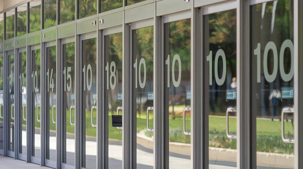 بهترین قیمت پارتیشن اسلایدینگ درب اسلایدینگ شیشه ای از شرکت زوبین شیشه